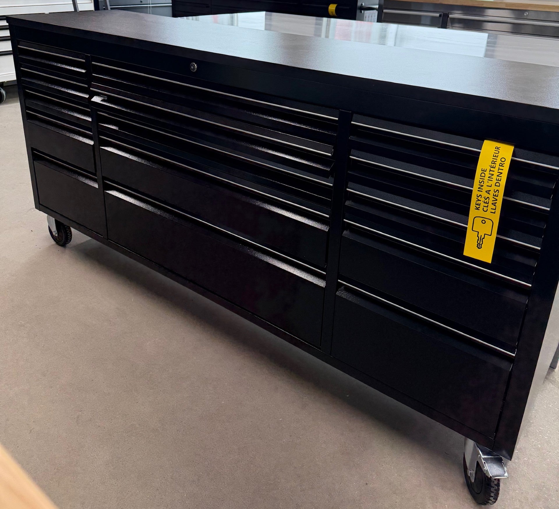 Coffre 72'' noir dessus en stratifié