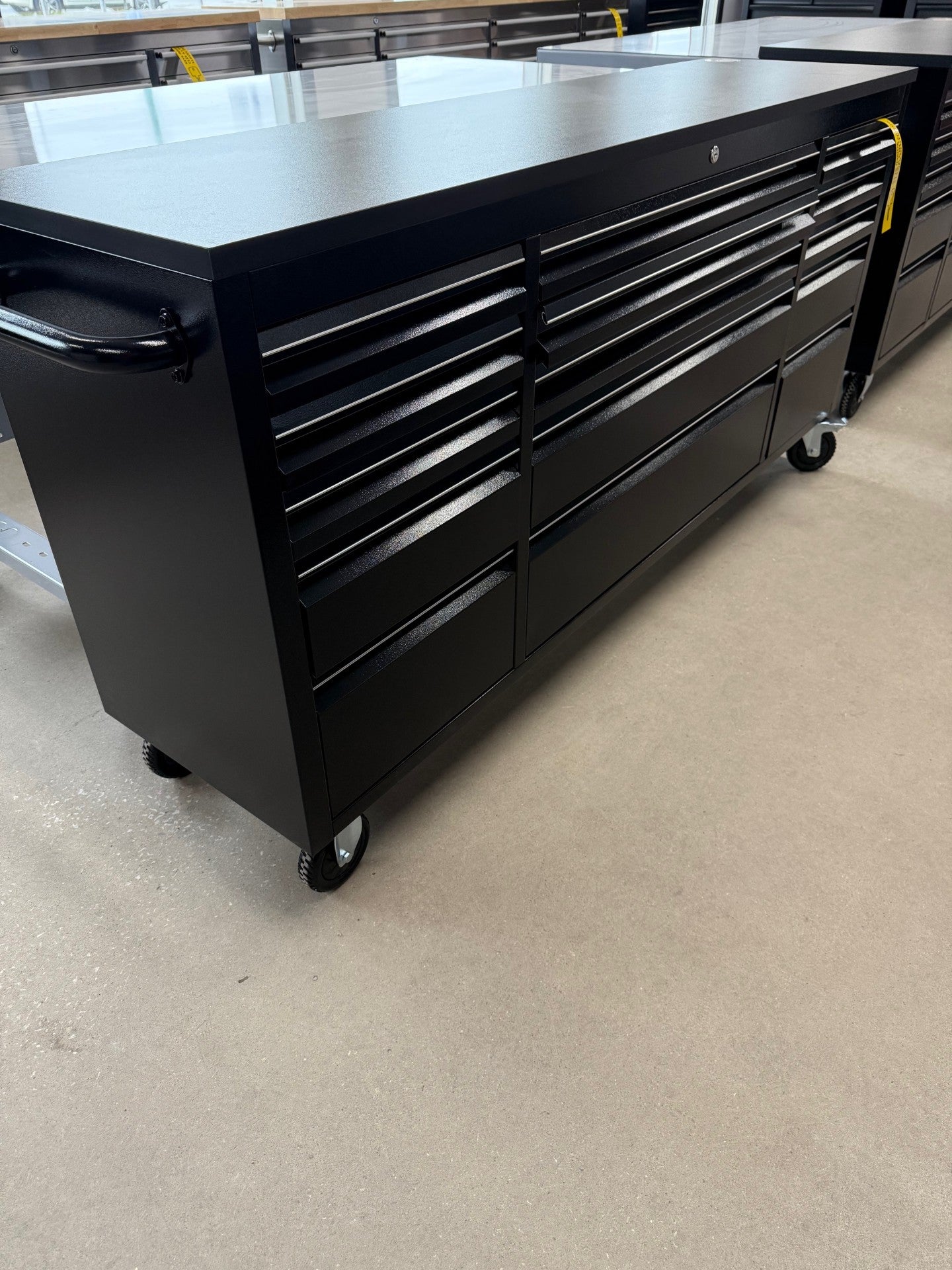 Coffre 72'' noir dessus en stratifié